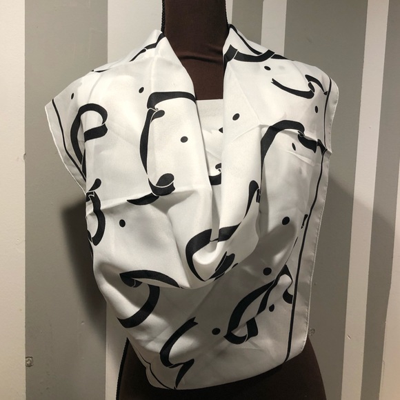 30’ inches square scarf ,made in Italy. Polyester - Picture 1 of 5